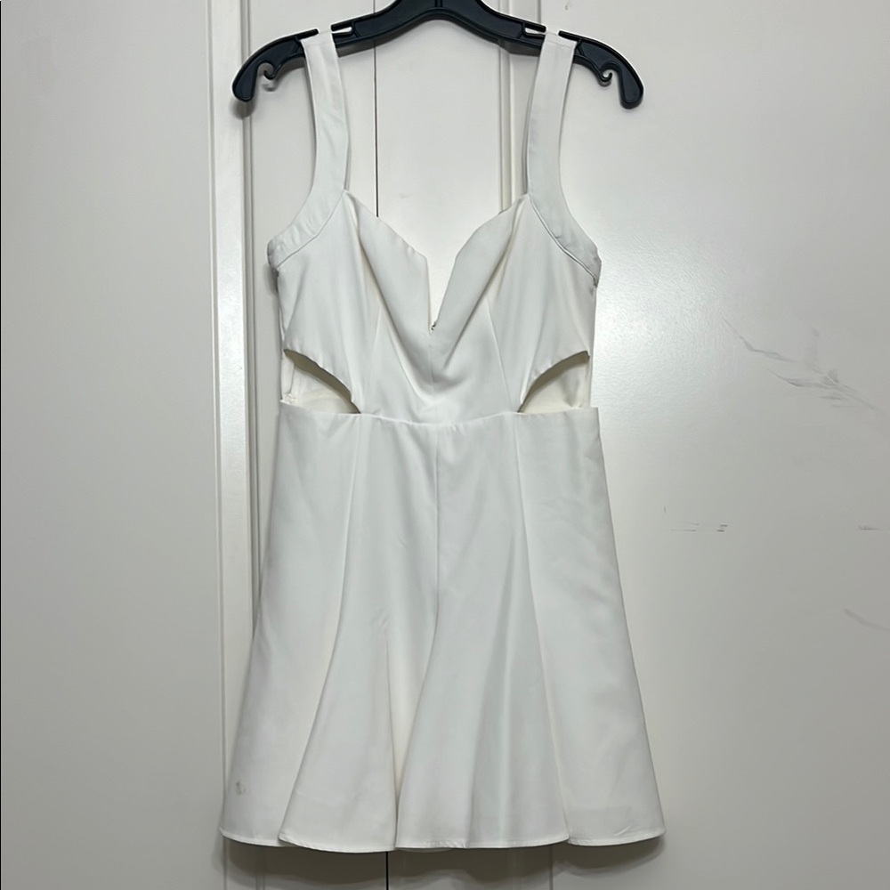 Elegant White Sleeveless Dress